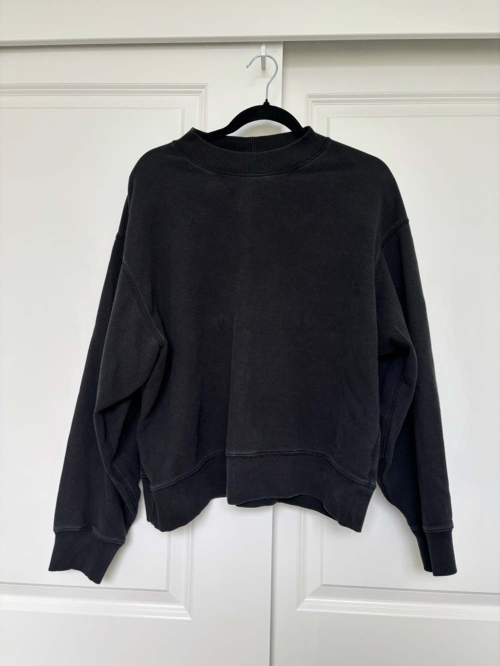 Uniqlo Black Crewneck Sweatshirt Size L
